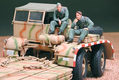 TAM35246_Char_allemand_semi-chenill_FAMO_Transporteur_de_char_Sd.Ah.116_1_35_Univers_RcLoisirs