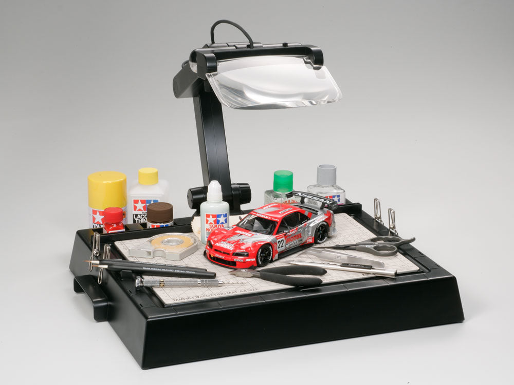 TAM74064 – Station de travail avec loupe – Work Station – Univers RcLoisirs