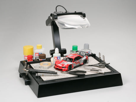 TAM74064 – Station de travail avec loupe – Work Station – Univers RcLoisirs