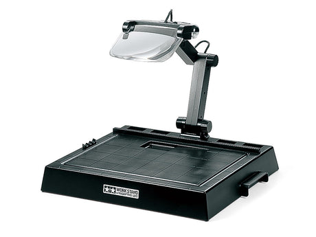TAM74064 – Station de travail avec loupe – Work Station – Univers RcLoisirs