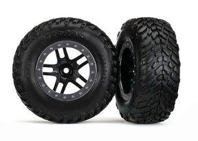 TRA5889 ensemble de 2 pneus SCT hors route Traxxas montés sur jantes Split-Spoke noires et chrome satiné avec inserts en mousse. Compatibles avec les modèles Slash équipés d'hexagones de 12 mm.