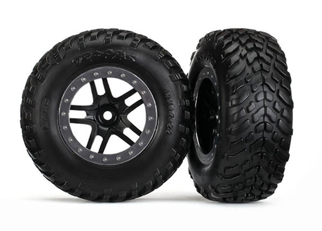 TRA5889 ensemble de 2 pneus SCT hors route Traxxas montés sur jantes Split-Spoke noires et chrome satiné avec inserts en mousse. Compatibles avec les modèles Slash équipés d'hexagones de 12 mm.