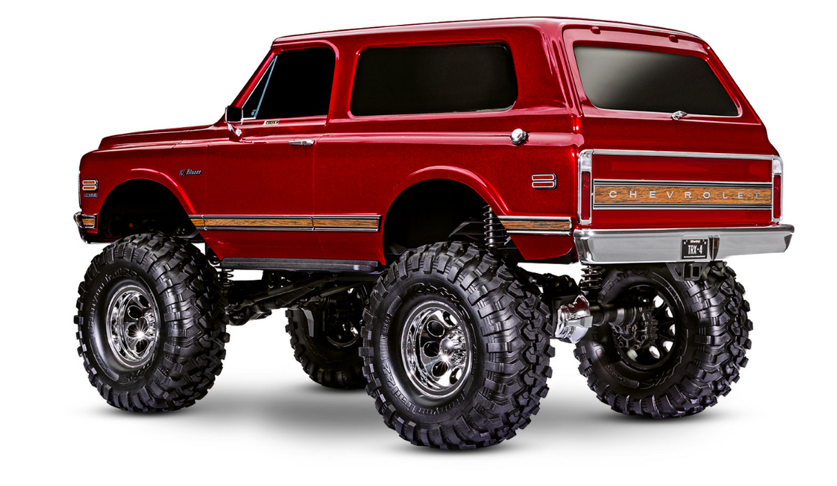 Traxxas TRX-4 Chevrolet K5 Blazer 1972 High Trail 1/10 4WD RTR avec carrosserie clipless, châssis échelle acier, Long Arm Lift, essieux portiques, transmission 2 vitesses et différentiels verrouillables. Véhicule radiocommandé XL-5 HV, moteur Titan 550 21T, suspension GTS pour performance tout-terrain et crawl technique. Idéal pour le modélisme RC, le franchissement, l’exploration extérieure, la conduite hors route et les rassemblements de passionnés RC scale. Convient aux passionnés de plein air, aux clubs