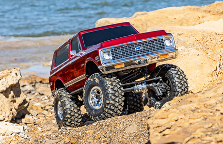 Traxxas TRX-4 Chevrolet K5 Blazer 1972 High Trail 1/10 4WD RTR avec carrosserie clipless, châssis échelle acier, Long Arm Lift, essieux portiques, transmission 2 vitesses et différentiels verrouillables. Véhicule radiocommandé XL-5 HV, moteur Titan 550 21T, suspension GTS pour performance tout-terrain et crawl technique. Idéal pour le modélisme RC, le franchissement, l’exploration extérieure, la conduite hors route et les rassemblements de passionnés RC scale. Convient aux passionnés de plein air, aux clubs