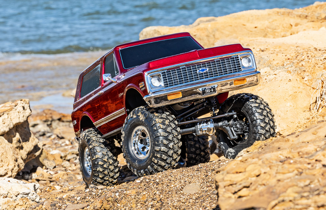 Traxxas TRX-4 Chevrolet K5 Blazer 1972 High Trail 1/10 4WD RTR avec carrosserie clipless, châssis échelle acier, Long Arm Lift, essieux portiques, transmission 2 vitesses et différentiels verrouillables. Véhicule radiocommandé XL-5 HV, moteur Titan 550 21T, suspension GTS pour performance tout-terrain et crawl technique. Idéal pour le modélisme RC, le franchissement, l’exploration extérieure, la conduite hors route et les rassemblements de passionnés RC scale. Convient aux passionnés de plein air, aux clubs