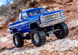 TRX-4M Chevrolet K10 High Trail Edition 1/18 RTR – Crawler Trail 4WD, véhicule radiocommandé Traxxas avec carrosserie sous licence officielle, suspension rehaussée, échelle réaliste et détails maquette. Châssis compact en acier, pneus Canyon Trail 1.0, moteur Titan 180, micro servo étanche, électronique étanche, batterie Li-Ion et chargeur USB inclus. Idéal pour le franchissement, l’exploration extérieure, la randonnée et la conduite tout-terrain, pour passionnés RC scale et aventures en plein air.