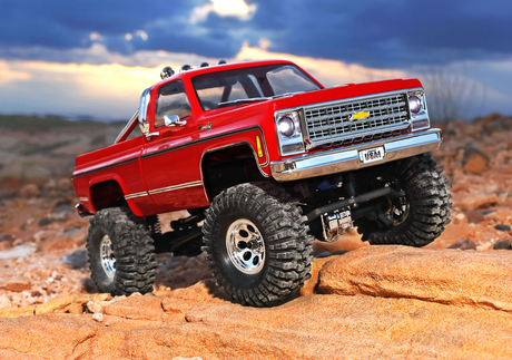 TRX-4M Chevrolet K10 High Trail Edition 1/18 RTR – Crawler Trail 4WD, véhicule radiocommandé Traxxas avec carrosserie sous licence officielle, suspension rehaussée, échelle réaliste et détails maquette. Châssis compact en acier, pneus Canyon Trail 1.0, moteur Titan 180, micro servo étanche, électronique étanche, batterie Li-Ion et chargeur USB inclus. Idéal pour le franchissement, l’exploration extérieure, la randonnée et la conduite tout-terrain, pour passionnés RC scale et aventures en plein air.