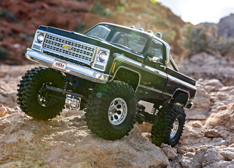 TRX-4M Chevrolet K10 High Trail Edition 1/18 RTR – Crawler Trail 4WD, véhicule radiocommandé Traxxas avec carrosserie sous licence officielle, suspension rehaussée, échelle réaliste et détails maquette. Châssis compact en acier, pneus Canyon Trail 1.0, moteur Titan 180, micro servo étanche, électronique étanche, batterie Li-Ion et chargeur USB inclus. Idéal pour le franchissement, l’exploration extérieure, la randonnée et la conduite tout-terrain, pour passionnés RC scale et aventures en plein air.
