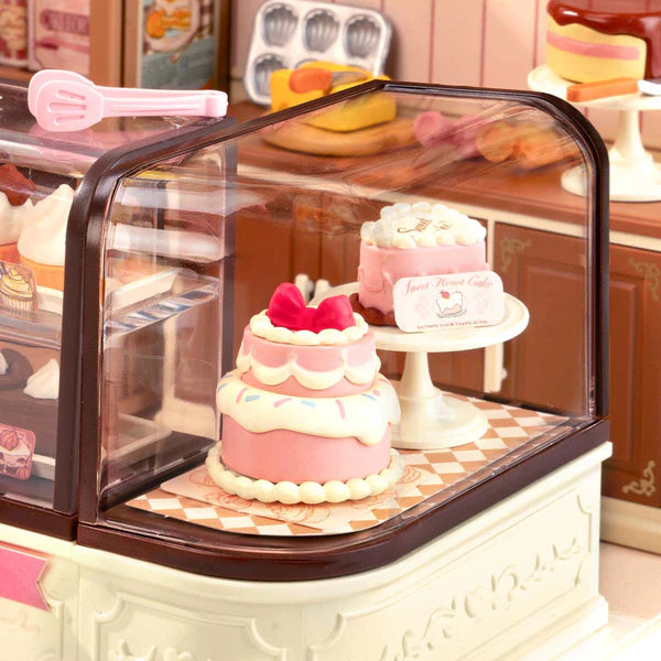 Rolife DW019B « Tasty Cake Shop » – miniature à assembler (Super Creator). Taille montée env. 16,3×16,3×15,2 cm. Kit pâtisserie détaillé, montage rapide et déco créative.