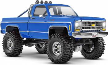 TRX-4M Chevrolet K10 High Trail Edition 1/18 RTR – Crawler Trail 4WD, véhicule radiocommandé Traxxas avec carrosserie sous licence officielle, suspension rehaussée, échelle réaliste et détails maquette. Châssis compact en acier, pneus Canyon Trail 1.0, moteur Titan 180, micro servo étanche, électronique étanche, batterie Li-Ion et chargeur USB inclus. Idéal pour le franchissement, l’exploration extérieure, la randonnée et la conduite tout-terrain, pour passionnés RC scale et aventures en plein air.